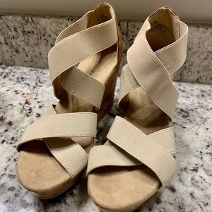 EUC Maurices Elastic Wedges